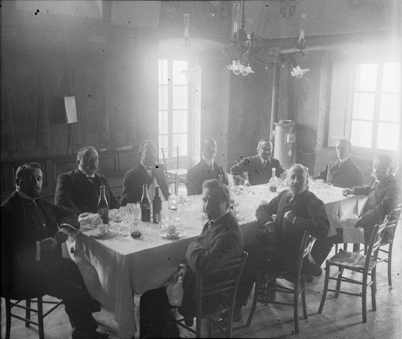 Group portrait during a reception and dinner in Boleskine